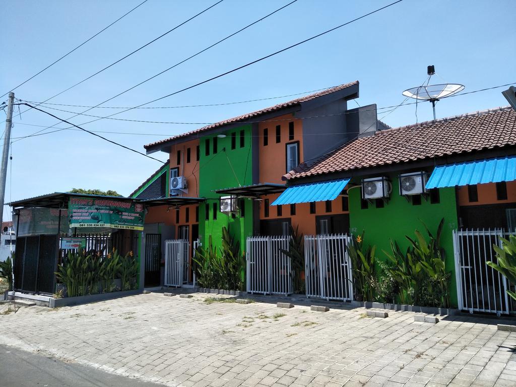 Titan'S Greenhouse Banyuwangi  Exterior photo